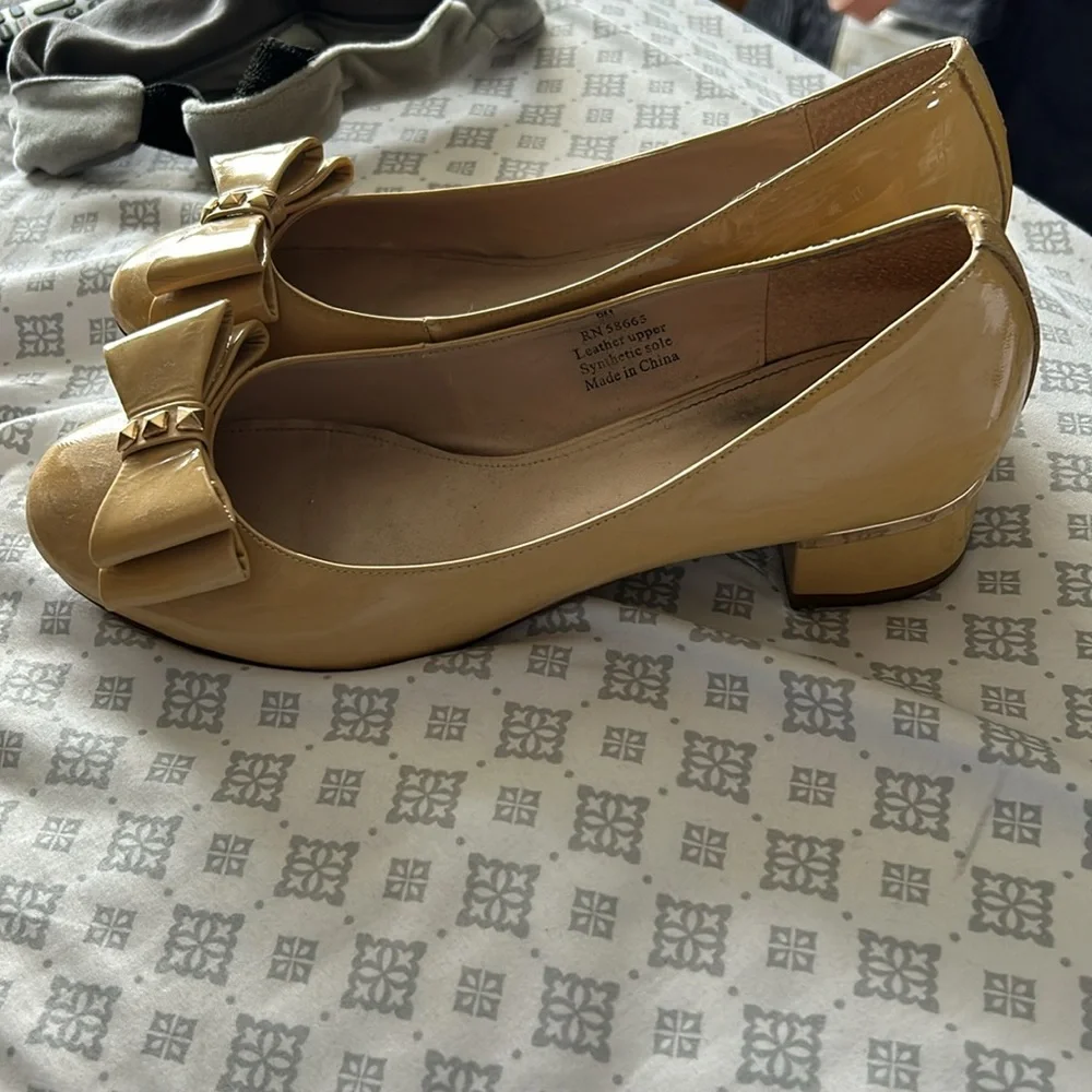 Bound Beige Patent Leather Block Heels - 9 - Picture 2 of 7